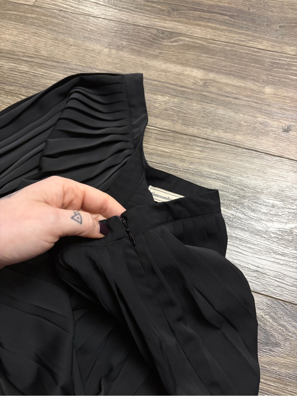 Abercrombie & Fitch Satin Pleated Classic Midi Skirt (Black) Size Large - Picture 7 of 9
